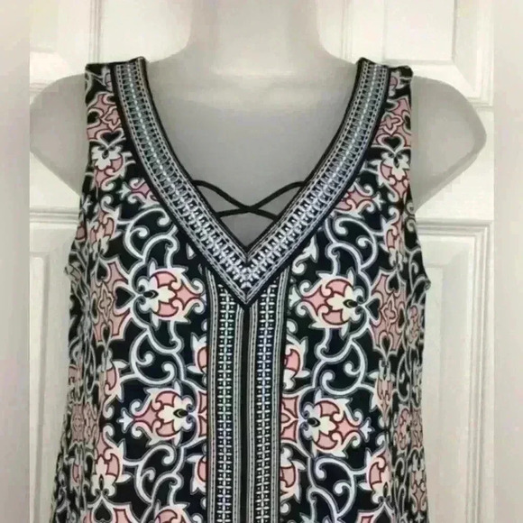 White House Black Market Sleeveless Patterned Top - Picture 2 of 10